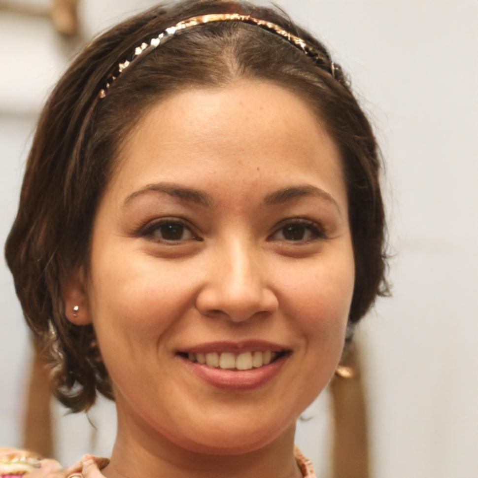 Retrato profesional de Carmen Villanueva, especialista en análisis financiero