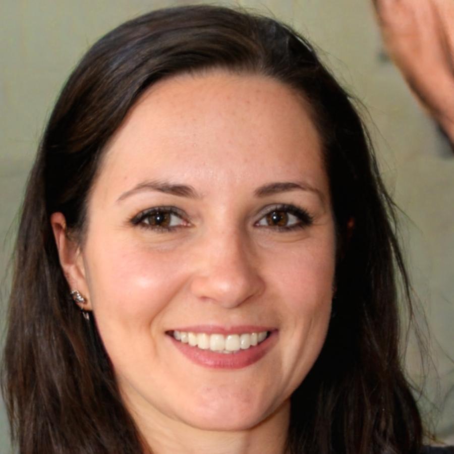 Directora financiera satisfecha con los servicios